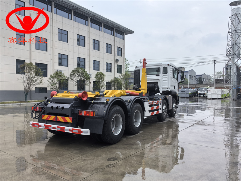 31噸重汽汕德卡前四后八勾臂垃圾車(chē)