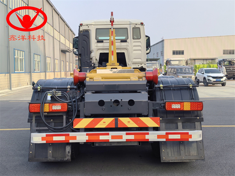 31噸重汽豪沃前四后八自卸垃圾車(chē)